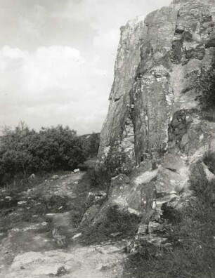 Lausitzer Bergland. Phonolithfels am Eingang zu einem Steinbruch bei Leutersdorf