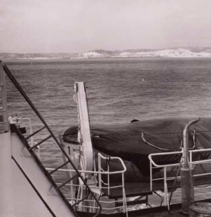 Rettungsboot am Davit. Blick von der MS "Wittenberg" zu den Kreidefelsen von Dover, um 1970