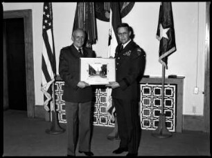 S/w-Fotografie: Auszeichnung eines Berliner Polizeibeamten durch US-Stadtkommandant Major General John H. Mitchell in den Lucius D. Clay Headquarters in Berlin-Dahlem