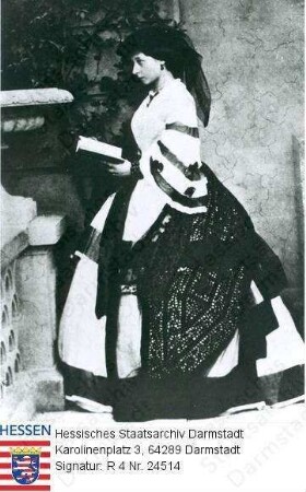 Alice Großherzogin v. Hessen und bei Rhein geb. Prinzessin v. Großbritannien (1843-1878) / Porträt, im Profil in Raumkulisse in Osborne stehend, ein Buch in den Händen haltend, Ganzfigur