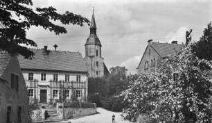 Seifersdorf bei Radeberg : Seifersdorf bei Radeberg. Ortsmitte mit Kirche und Schule