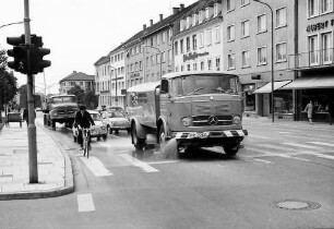 Freiburg: Städtischer Fuhrpark, Sprengwagen in Aktion