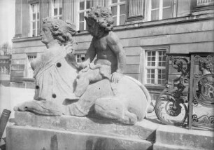 Sphinx mit Putto auf dem Rücken