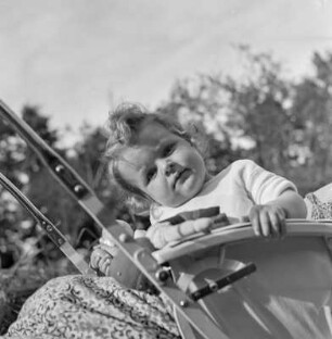 Kleinkind sitzt in einem Kinderwagen
