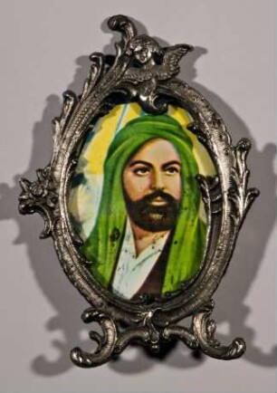 Das Bild des Imam Ali im Rokoko-Stil verzierten Rahmen