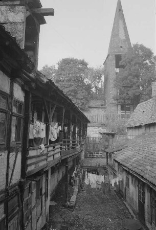 Quedlinburg. Blick über einen Hof zu einem Wachturm (Pulverturm?)