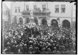 Fasnacht Sigmaringen 1931; Bräuteln vor dem Rathaus