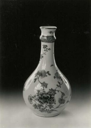 Flaschenvase (China, 1723/1735, Regierungsperiode Yongzheng; Porzellan, Aufglasurmalerei; Höhe 26 cm; Staatliche Kunstsammlungen Dresden (SKD)