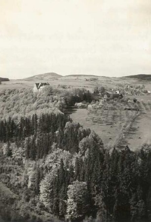 Altenberg-Bärenstein (Erzgebirge) südlich Glashütte. Schloß Bärenstein. Ansicht über das Müglitztal gegen Geisingberg