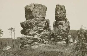 Zittauer Gebirge. Quarzadern im Sandstein, die infolge ihrer Widerstandsfähigkeit gegen Verwitterung hervortreten. Dreiecker nordwestlich der Lausche