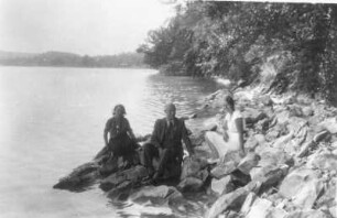 Gruppenbild mit Etha Richter am steinigen Ufer eines Gewässers, wohl in Estland