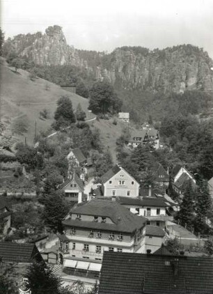 Rathen-Niederrathen. Ortsteilansicht im Amselgrund mit Gasthaus Rathen (Amselgrundschlößchen). Blick vom linken Talhang den Grund aufwärts nach Nordwest gegen Kleine und Große Gans