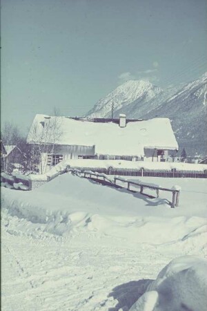 Gebirgsdorf in den Bayrischen Voralpen (vielleicht Werdenfelser Land oder Pfaffenwinkel) im Winter