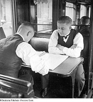 Deutsche Reichsbahn. Kellner beim Abrechnen (der Tageseinnahmen?), in einem Spei0ewagen sitzend