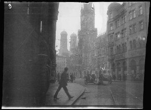 München, Marienplatz: Rathaus, "Café Rathaus" und Frauenkirche (Blick vom Alten Rathaus aus)