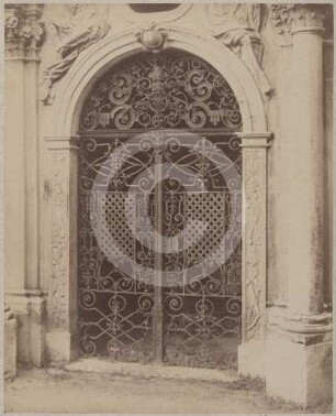 Ziergitter am Portal der Grabkapelle Gottfried (Heß) auf dem Gnadenfriedhof Hirschberg