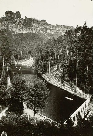 Sächsische Schweiz. Blick über den Amselsee zur Lokomotive