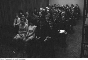 Veranstaltung in einem Saal, 1968/69