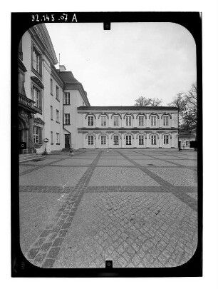 Berlin-Köpenick. Schloß (1677-1681; R. v. Langerfeld). Seitentrakt über den Schloßhof von Südwest