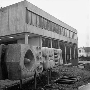 Stadtschule: Salinenstraße: Südfassade des Neubaus, davor eine Betonplastik