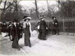 Auguste Viktoria mit ihrer Tochter Viktoria Luise beim Spaziergang im Tiergarten