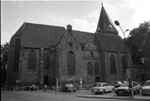 Gadebusch (Mecklenburg-Vorpommern) [Partnerstadt von Trittau]: Stadtkirche St. Jakob und St. Dionysius: Blick von Norden: davor Kirchplatz als Parkplatz, Autos