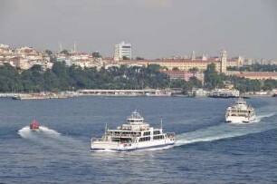 Istanbul - Autofähren : Zwei Autofähren fahren vor dem asiatischen Stadtteil. Aufgenommen am 30. Juni 2010 in Istanbul
