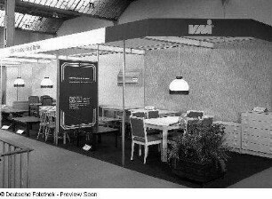 Ausstellungskojen des VEB Möbelkombinat Berlin (MKB). Ansicht mit Wohnzimmermöbeln aus dem VEB Märkische Möbelwerke Trebbin