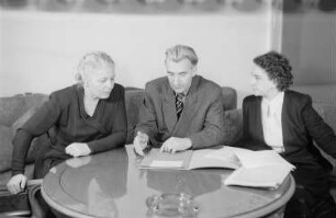 Reportage aus dem Ministerium für Volksbildung der DDR : Paul Wandel (Minister für Volksbildung und Jugend) mit den Staatssekretärinnen des Ministeriums für Volksbildung Elisabeth Zaisser (links) und Ruth Fabisch (rechts)