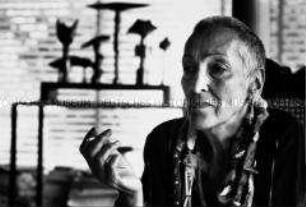 Meret Oppenheim rauchend