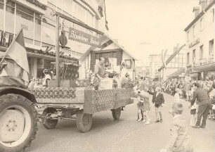 Lippische Heimattage am 08.09.1968 / Festumzug, Stadtmitte. Detmold. Lange Str. Papierabzug