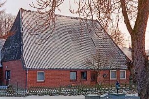 Fischbek: Elmenhorster Straße 4: traufständige Fachwerkkate: Straßenfront, rechts Wohntrakt mit Eingangstür, links und Giebelseite ehemaliger Wirtschaftstrakt mit Umbauten: davor Jägerzaun