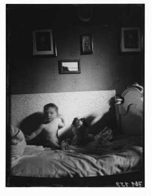 Dresden-Blasewitz, Regerstraße 22. Kinderbildnis von Friedrike Apel in der Wohnung auf dem Bett