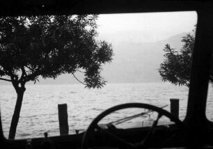Malcesine: Gardasee, durch Autoscheibe auf den Gardasee