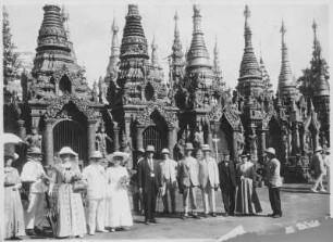 Rangun, Birma. Touristen posieren vor der Shwedagon-Pagode