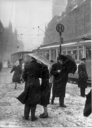 Hamburg. An einer Straßenbahnhaltestelle in der Mönckebergstraße. Fahrgäste warten. Auch bei Schnee müssen die Bahnen pünktlich sein