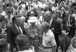36. Tagung 1986 Chemiker; Eröffnung 30.6.1986: Strauß, Gräfin Sonja Bernadotte, Max F. Perutz, Graf Lennart Bernadotte; hinter Gräfin Sonja Bernadotte: Ehepaar Dées de Sterio, rechts von Graf Lennart Bernadotte: Ehepaar Sieder