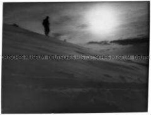 Wanderer im Winter im Gebirge