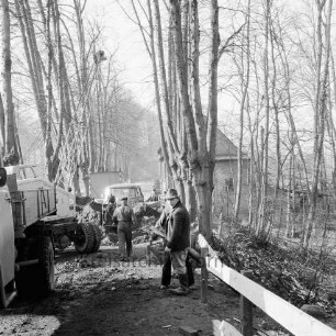 Brücke des Mühlenredder über dem Abfluss des Schlossgrabens: Renovierung: Blick Richtung Westen: Baukran, Lkw, Arbeiter, Bauwagen: rechts Schlossmühle