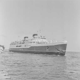 FF66 : Ostsee bei Warnemünde. Blick zum Fährschiff "Dronning Ingrid"