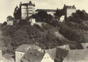 Schlossbibliothek : Waldenburg (Sachsen), Schloss, Inneres, Bibliothek, Blick auf den Kamin, darüber das Porträt des Fürsten Otto Victors II. von Schönburg (1882-1914) von Hermann Junker und Galerie mit Bücherschränken