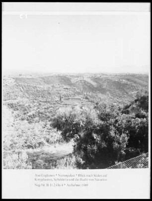 Blick von Ano Englianos nach Süden auf Koryphasion, Sphakteria und die Bucht von Navarino