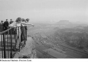 Renate Rössing auf dem Aussichtspunkt auf der Bastei