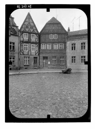 Perleberg, Kirchplatz, 10/9. Wohnhäuser (Nr. 9: bez. 1616). Straßenfront