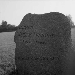 Matthias-Claudius-Gedenkstein: Grünanlage zwischen Markt, Matthias-Claudius-Schule und Ahrensböker Straße: mit Inschrift "Unserem Matthias Claudius 5.8.1740 - 21.1.1815"