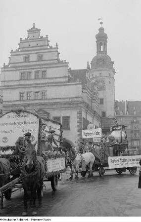 Blick auf Festwagen verschiedener Handwerke des Festumzuges