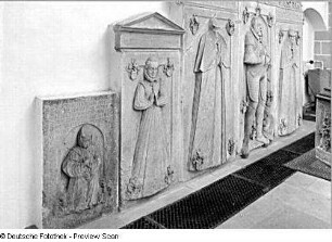 Grabplatten (16. Jh.) für einen Sohn des Alexander von Miltitz, Sargen (Sara ?) von Miltitz, Barbara von Miltitz, Dietrich von Miltitz und Margaretha von Miltitz an der S-Wand des Chores