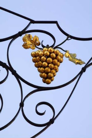 Frankreich. Alsace. Haut Rhin. Ribeauville. Kunstvolle Weintraube