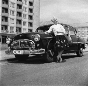 Dresden-Striesen, Borsbergstraße 32. Appartementhaus (1955-1958; H. Schneider, W. Hänsch, G. Kintzer, G. Dettmar). Junge Frau, an ein Auto Typ "Sachsenring" gelehnt