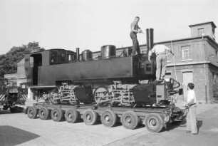 Aufstellung der alten Dampflokomotive der Albtal Verkehrsbetriebe Gesellschaft AVG auf dem Kinderspielplatz im Rheinstrandbad Rappenwört